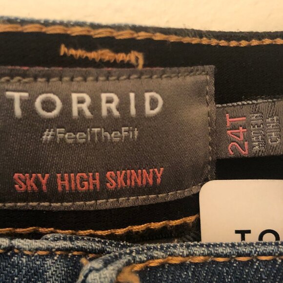 NWT Torrid Sky High Skinny distressed jeans sz 24 tall - Picture 3 of 12